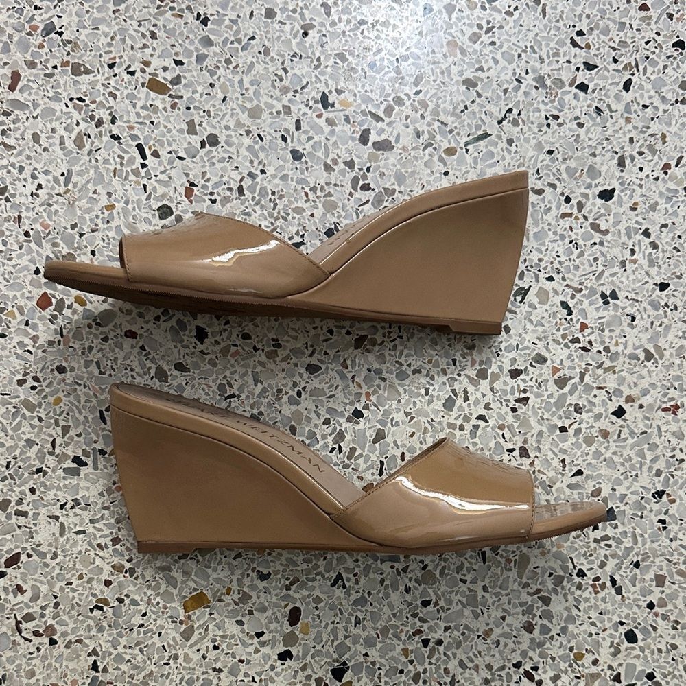 Stuart Weitzman tan nude patent leather wedge sandal 9.5